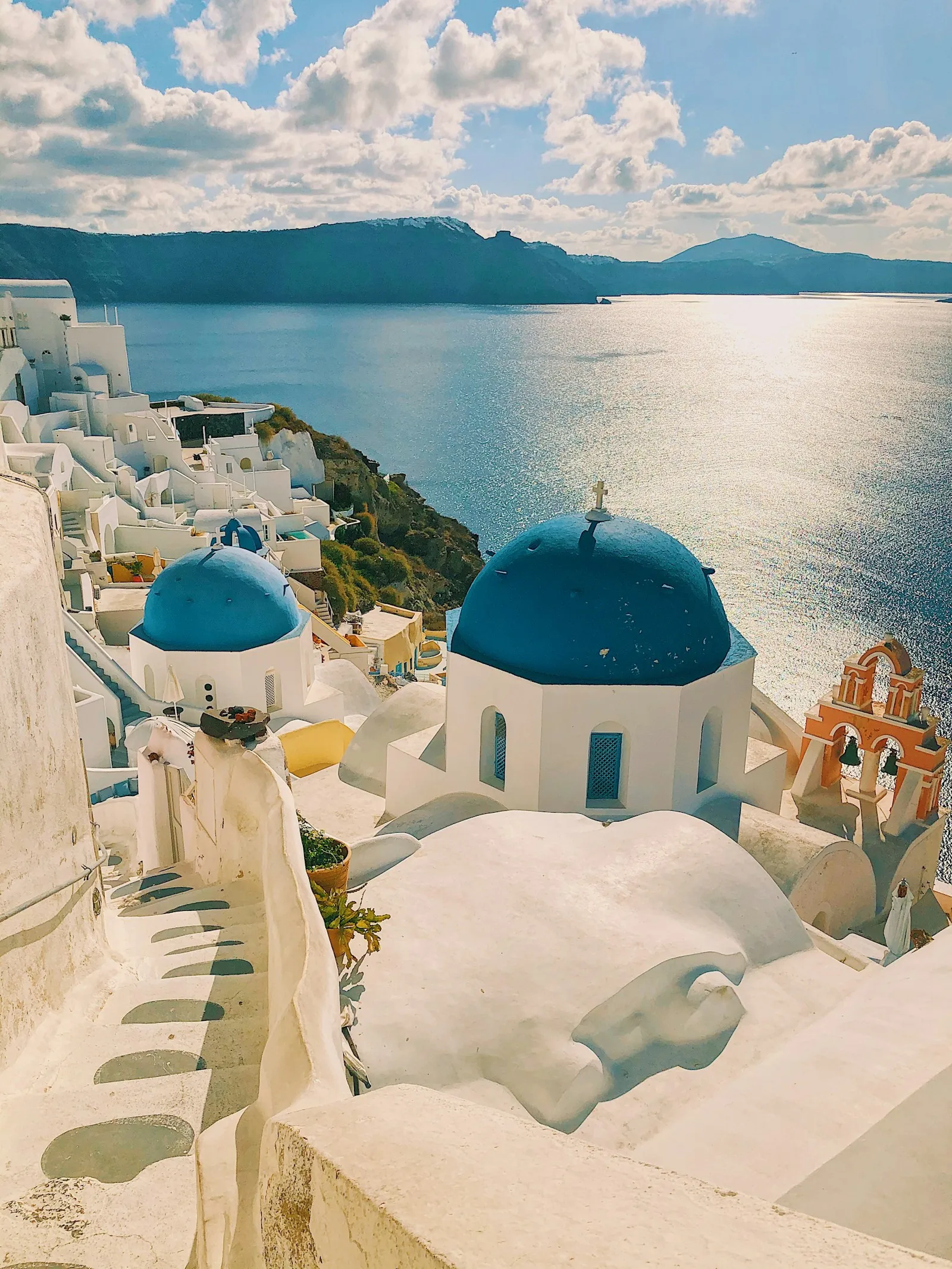 Casas blancas y cúpulas azules frente al mar Egeo, en Santorini